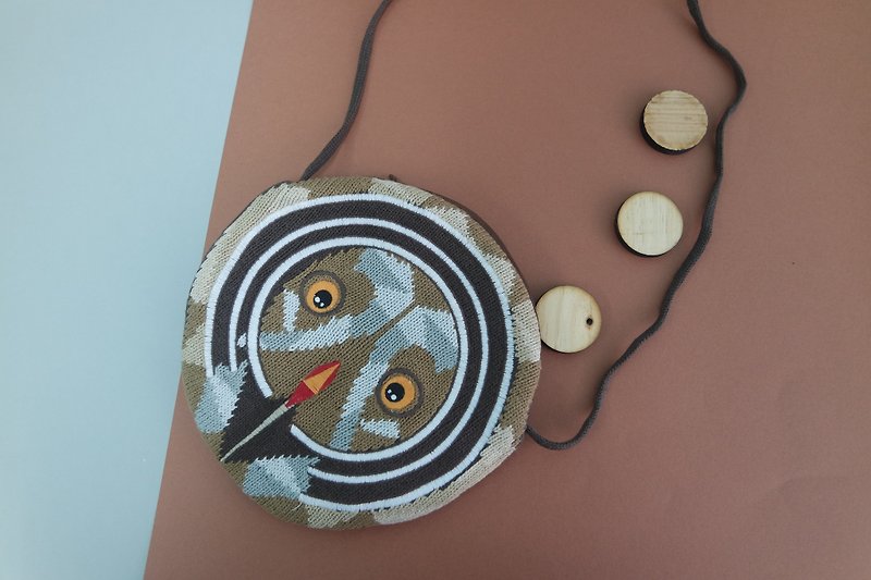 Owl knitted embroidery cross body bag - กระเป๋าแมสเซนเจอร์ - ผ้าฝ้าย/ผ้าลินิน สีนำ้ตาล