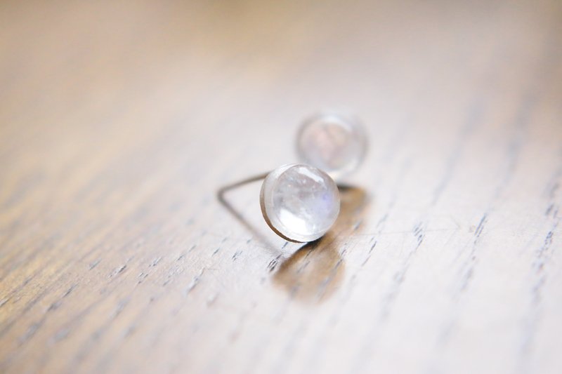 Mother's Day gift <☞ HAND IN HAND ☜> Moonstone - slowly Silver Earring (0831) - ต่างหู - เครื่องเพชรพลอย ขาว