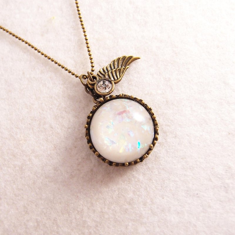 Opal Kaleidoscope-White. Wings x Rhinestones x Bronze Fine Beads Clavicle Choker - สร้อยคอ - วัสดุอื่นๆ ขาว