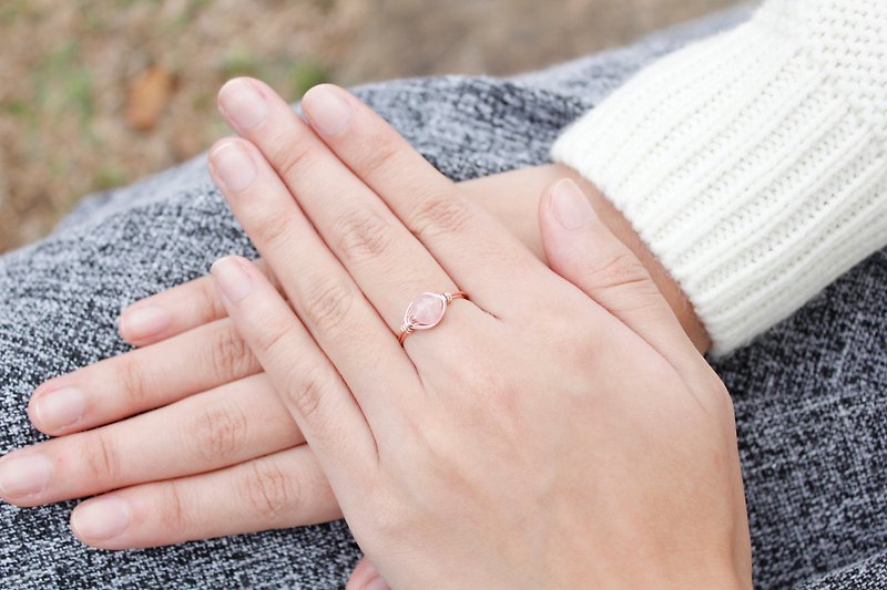 10月誕生石 - 粉晶櫻花玫瑰金銅線戒指 - 戒指 - 寶石 粉紅色