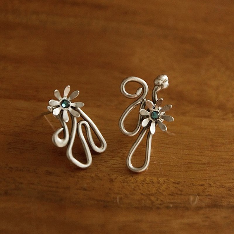 Flower posture asymmetrical silver earrings / ear needles - Earrings & Clip-ons - Other Metals Gray