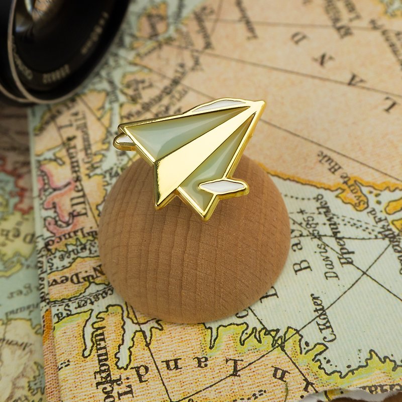 Paper Plane Enamel Pin - 胸針/心口針 - 其他金屬 金色
