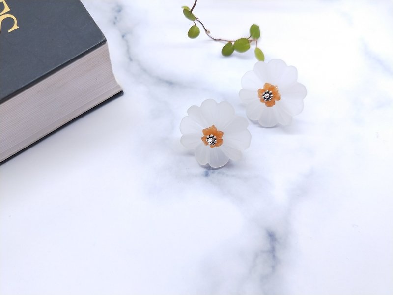 earring. Small Daisy Natural Matte White Crystal Petals*Pure Silver Ear Pins*Earrings - ต่างหู - เครื่องเพชรพลอย ขาว