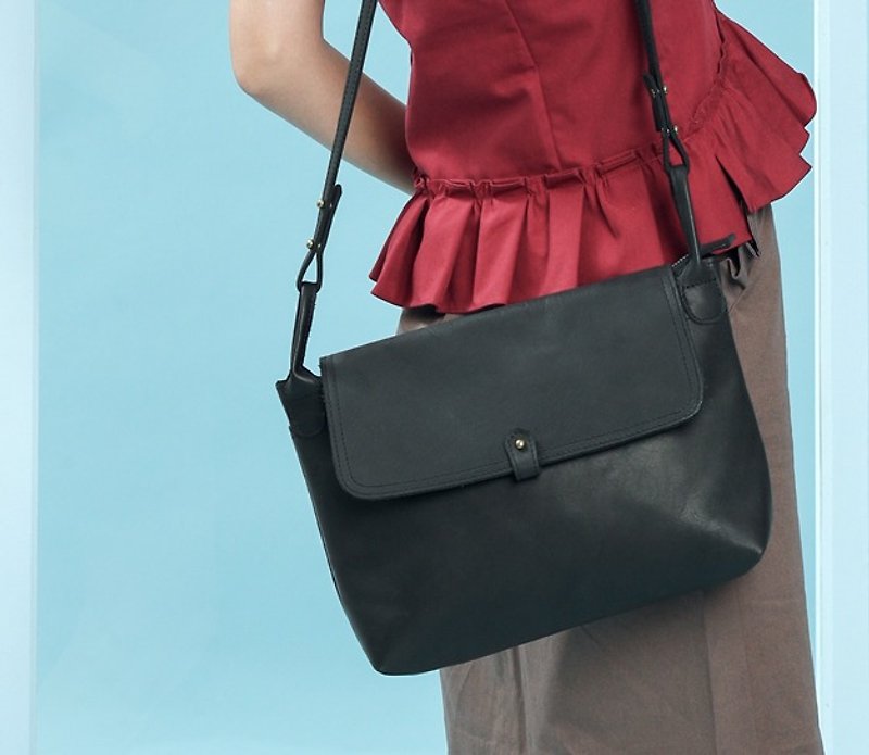 Mini buckle lift cover postman leather bag black - กระเป๋าแมสเซนเจอร์ - หนังแท้ สีดำ