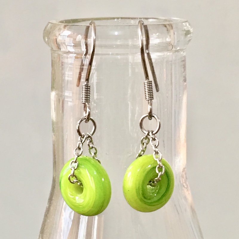 純色系列-春天嫩綠不透明琉璃珠耳環 - 耳環/耳夾 - 玻璃 綠色