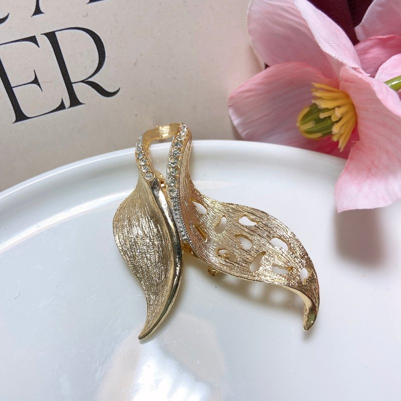 [Western antique jewelry] Whale soft filigree sand gold zigzag plant rhine texture brooch - เข็มกลัด/พิน - เครื่องประดับ สีทอง