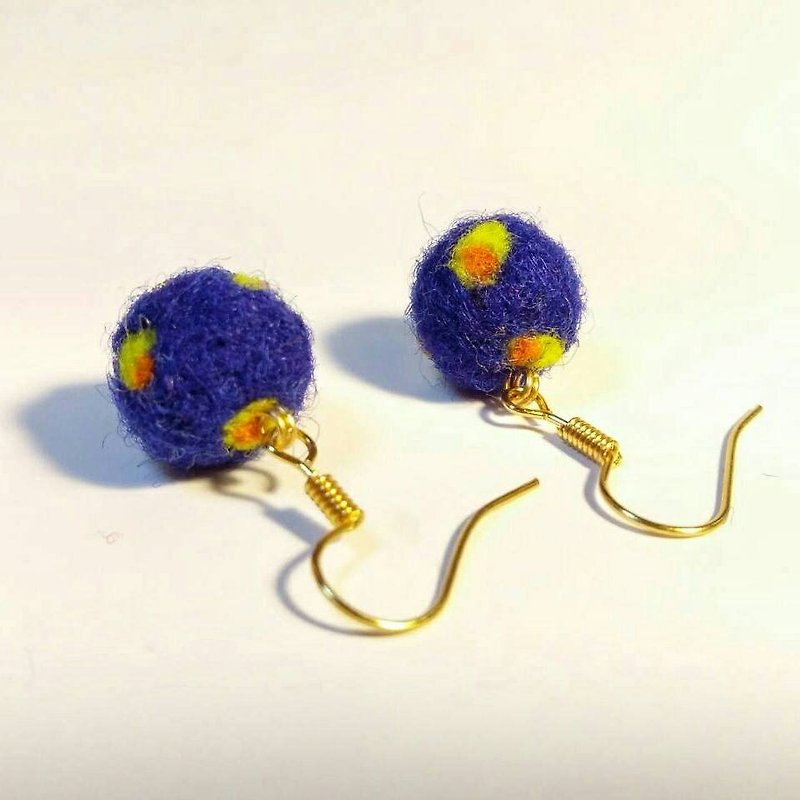 Handmade Felt Earrings - Peacock (Clip-on Available) - ต่างหู - ขนแกะ สีน้ำเงิน
