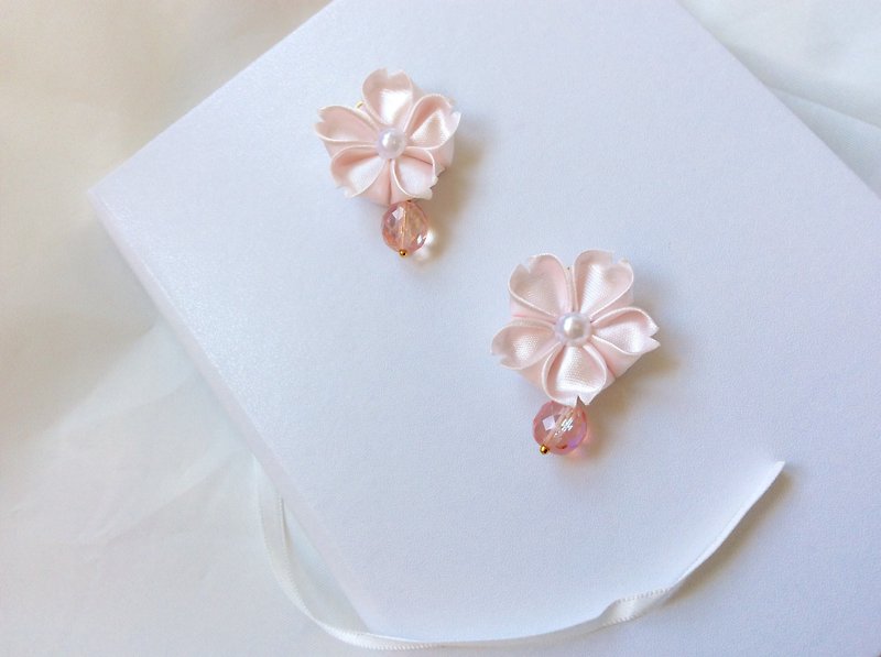 Kanzashi pink ribbon flower glasses beaded earrings - ต่างหู - ผ้าไหม สึชมพู