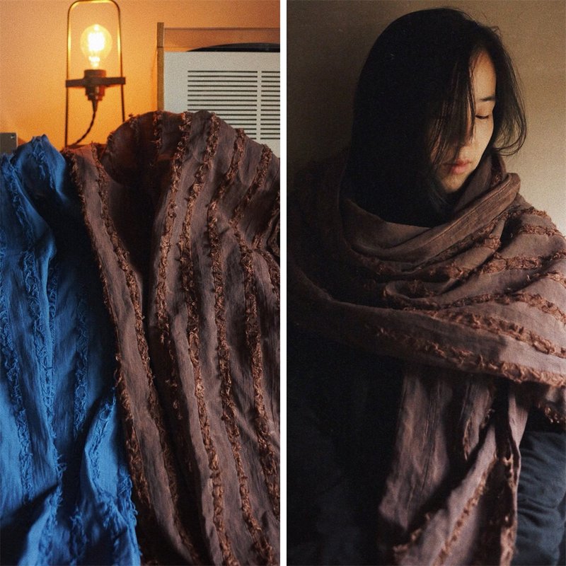 Yam dyed and indigo dyed eco-friendly plant dyed two-color linen three-dimensional velvet autumn and winter scarf - ผ้าพันคอถัก - ผ้าฝ้าย/ผ้าลินิน สีนำ้ตาล