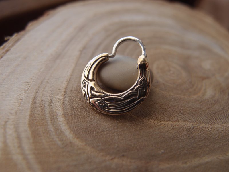 Bronze Odin Raven unisex earring with sterling silver hoop, Huginn and Muninn - ต่างหู - ทองแดงทองเหลือง สีทอง