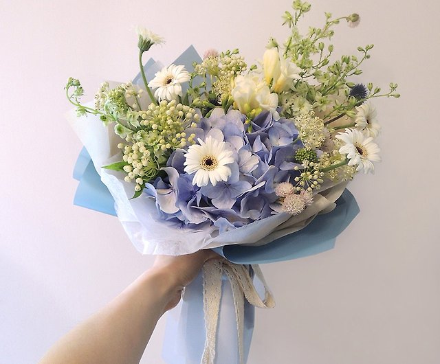 ブルーと白のアジサイの花の花束の部門 バレンタインデー母の日花束を卒業 ショップ Amanda Floral Design ドライフラワー ブーケ Pinkoi