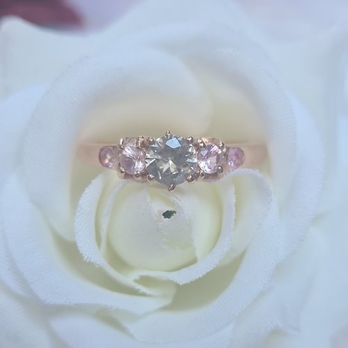 charissagemstone 天然白鋯石配粉色藍寶石純銀鍍玫瑰金戒指