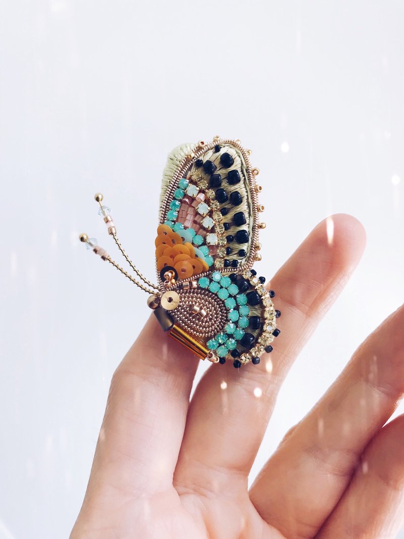 Butterfly Brooch Handmade Beaded Embroidered, gift for girlfriend - เข็มกลัด - งานปัก สีทอง