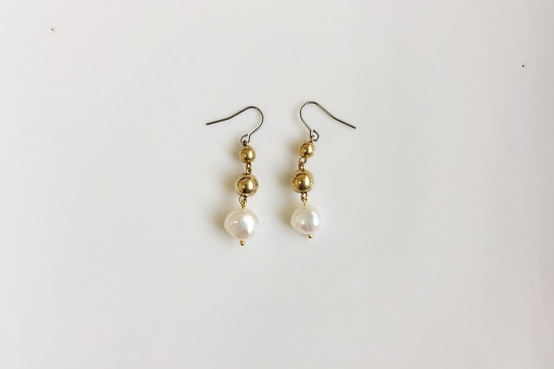 OOO  珍珠黃銅造型耳環 - 耳環/耳夾 - 寶石 金色