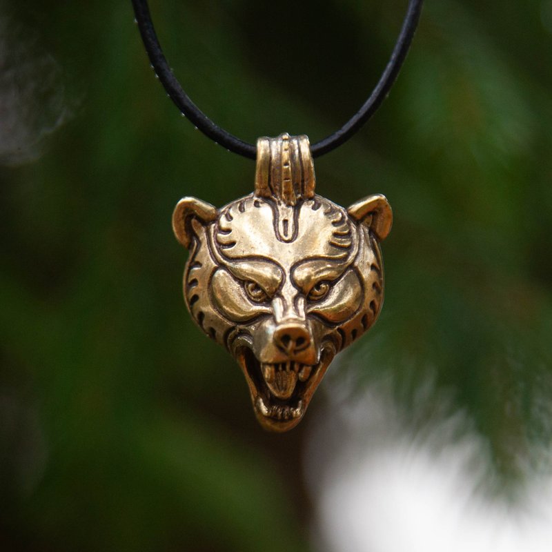 Bear pendant. Animal necklace. Berserk. Pagan jewelry. Handmade jewelry. Totem - 項鍊 - 其他金屬 橘色