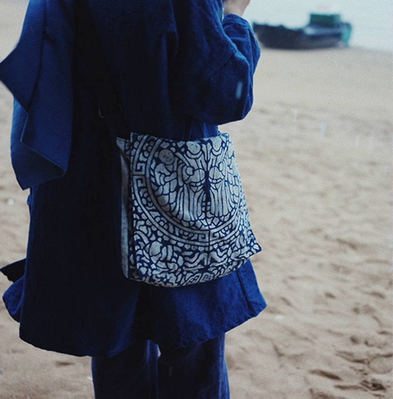 理想國書房 藍白溫州夾纈藍靛染古布斜背包 斜肩挎包 單肩托特包 - 側背包/斜孭袋 - 棉．麻 藍色