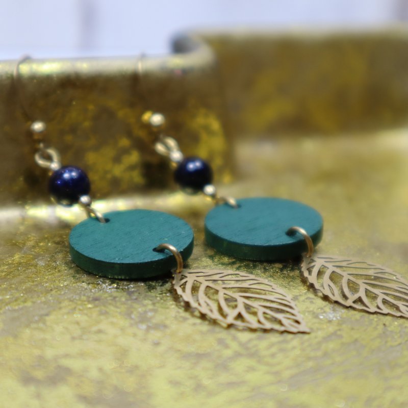 Autumn leaf brass earrings blue sand stone can be changed to clip type brass mother's day gift customization - ต่างหู - ทองแดงทองเหลือง สีเขียว