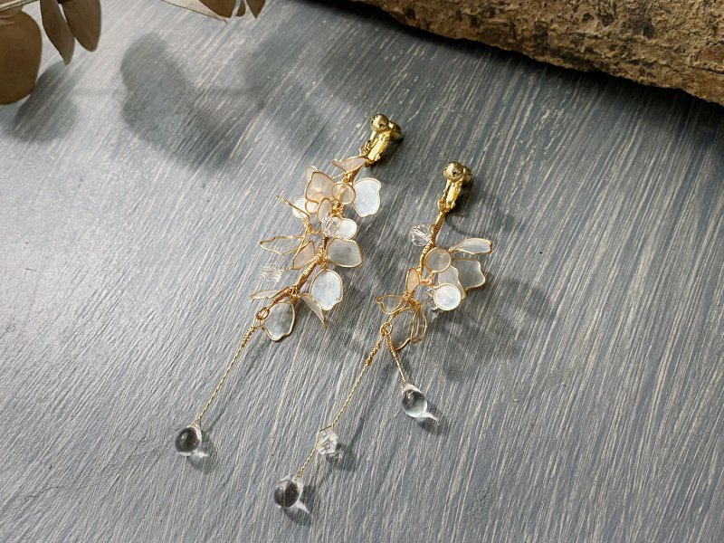 水晶樹酯 水晶藤花不對稱耳環 - 耳環/耳夾/耳骨夾 - 水晶 