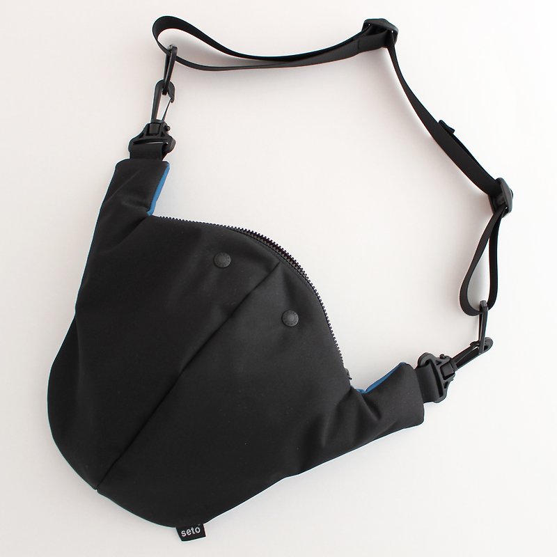 The creature bag　Large　Otona-sagari　Black Blue - กระเป๋าแมสเซนเจอร์ - เส้นใยสังเคราะห์ สีดำ