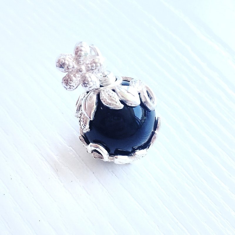 <BLOSSOM> Limited Obsidian Silver Floral Pendant - สร้อยคอ - วัสดุอื่นๆ สีดำ