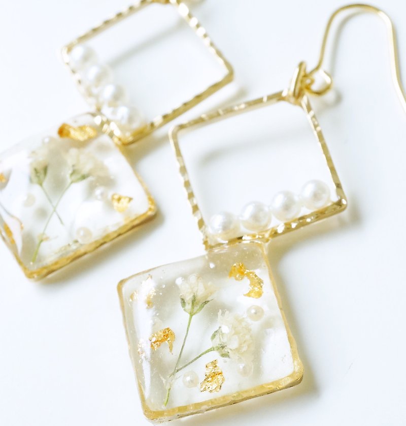 かすみ草と金箔パールイヤリング - 耳環/耳夾 - 植物．花 白色