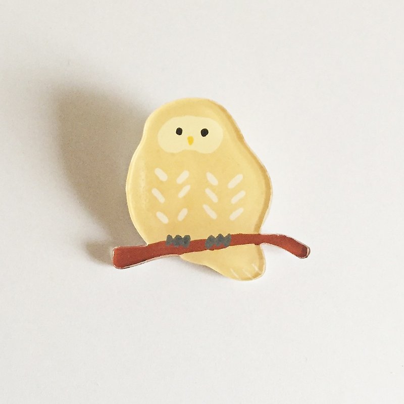 Plaven brooch of an owl crowding on a tree - เข็มกลัด - พลาสติก 