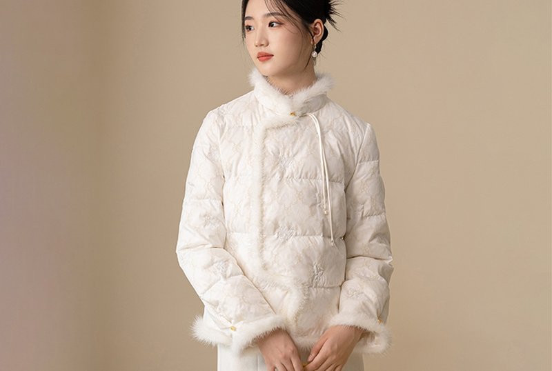 新中式  冬季羽絨服蝴蝶刺繡立領90白鴨絨加厚外套 - 女上衣/長袖上衣 - 其他材質 白色