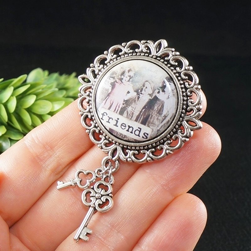 Vintage Style Friends Brooch Friendship Key Charm Gray Retro Brooch Pin Jewelry - 胸針 - 其他金屬 銀色