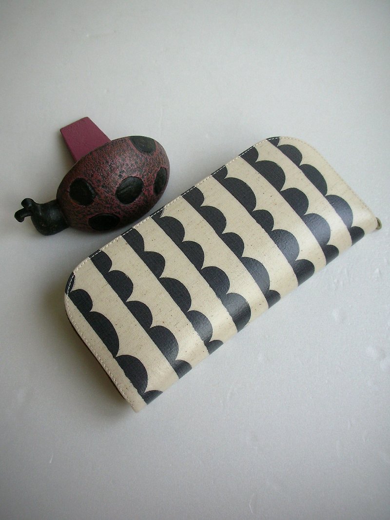 Black arc zebra crossing tarpaulin-long clip/wallet/coin purse/gift - กระเป๋าสตางค์ - วัสดุกันนำ้ สีดำ