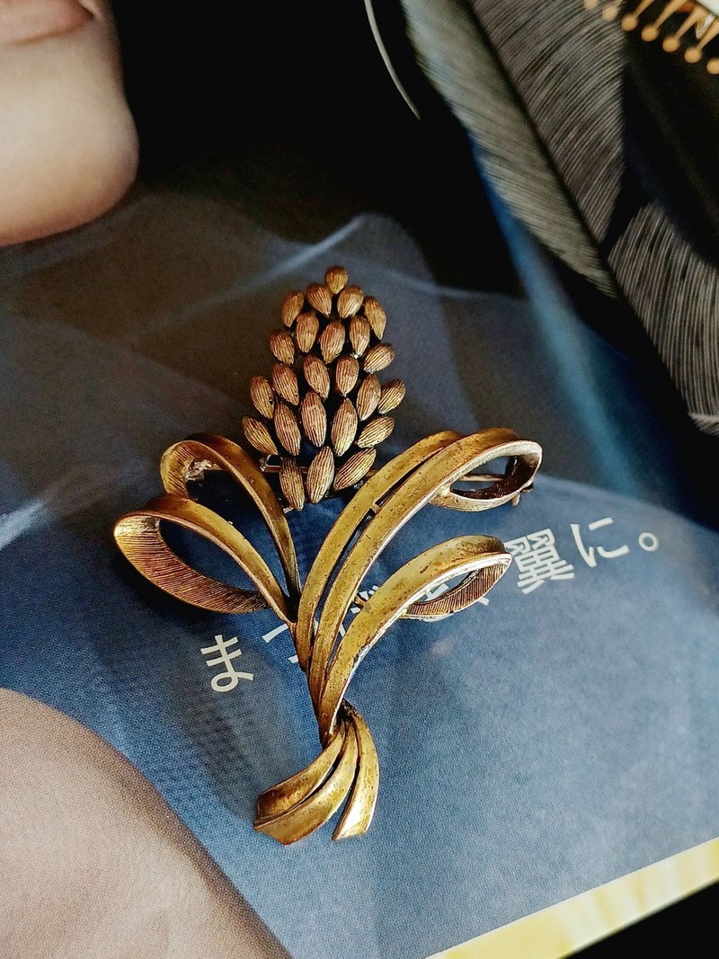 vintage jewelry 古董典雅胸針 Pastelli 花卉別針 - 胸針 - 其他金屬 