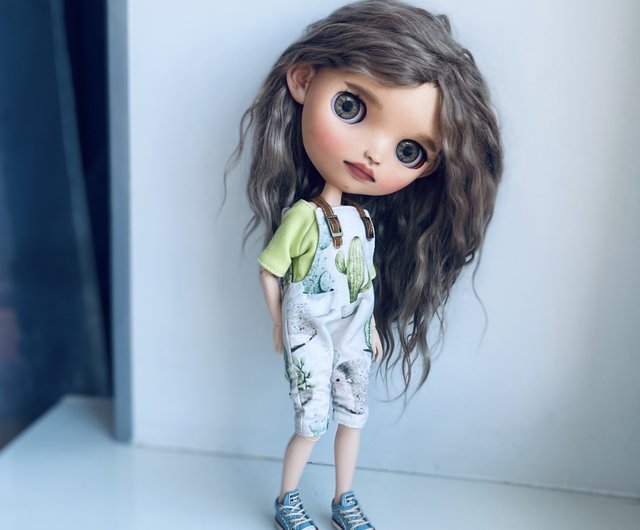 doll with big eyes and long hair