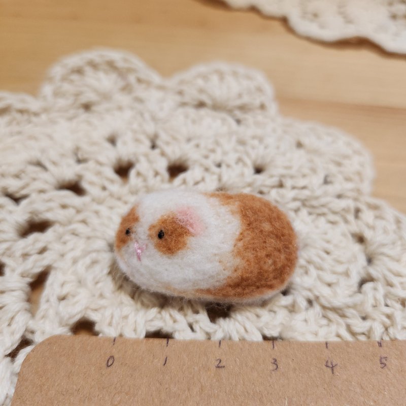 Guinea pig wool felt pin - เข็มกลัด/พิน - ขนแกะ 