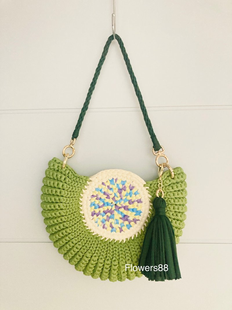 Handwoven large shell bag-matcha green - กระเป๋าแมสเซนเจอร์ - เส้นใยสังเคราะห์ สีเขียว