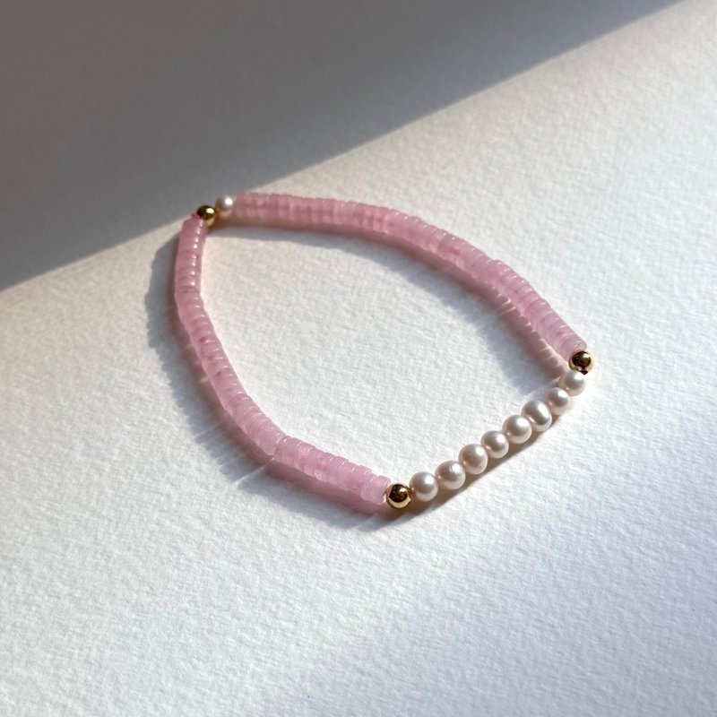 [Libra and Scorpio|October] Rose quartz freshwater pearl 18K simple gold-plated bracelet encourages peach blossoms to attract love - สร้อยข้อมือ - เครื่องประดับพลอย สึชมพู