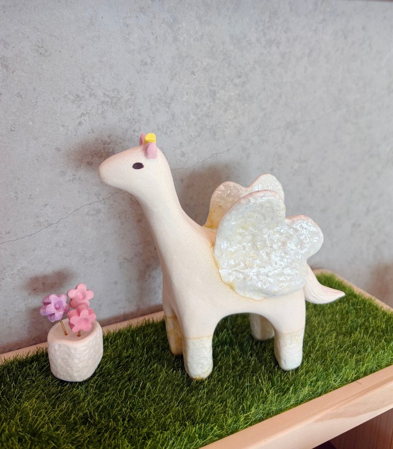 夢想的飛馬_有穿襪子_我最漂亮美_台灣白陶土 - 擺飾/家飾品 - 陶 白色