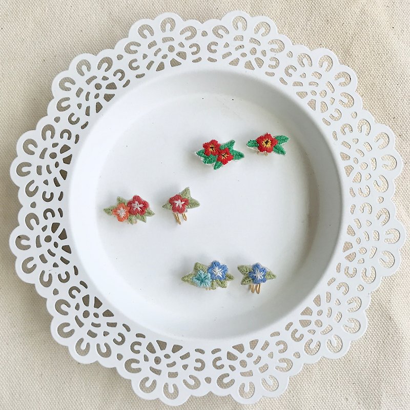 Hand-made embroidery*clear and sweet wild flower asymmetric earrings/can be changed to clip style - ต่างหู - งานปัก หลากหลายสี