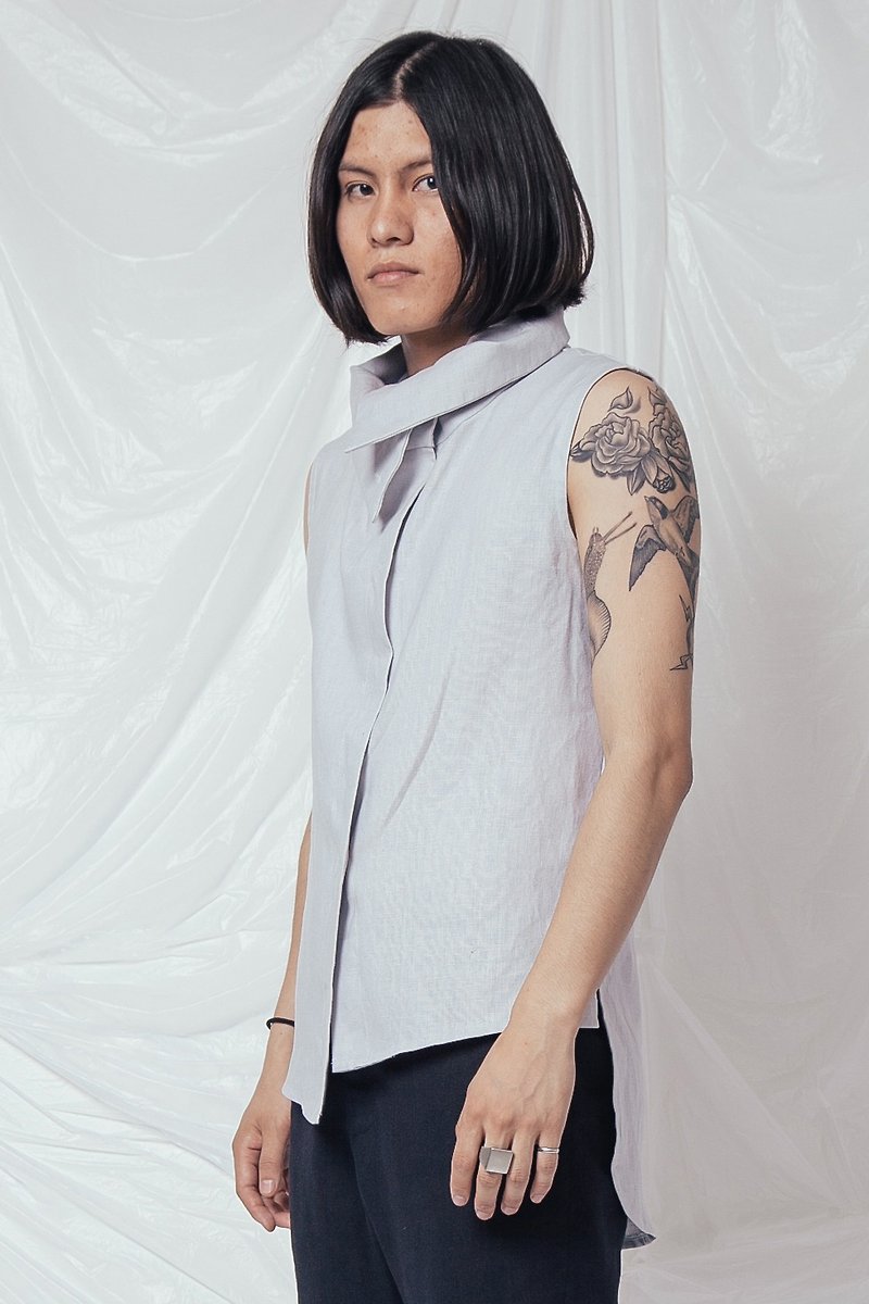 男性のためのデザイナーのスタイルハイネックノースリーブシャツ非対称斜めダークボタンの前立てシャツ（カスタムモデル） - シャツ メンズ - コットン・麻 グレー