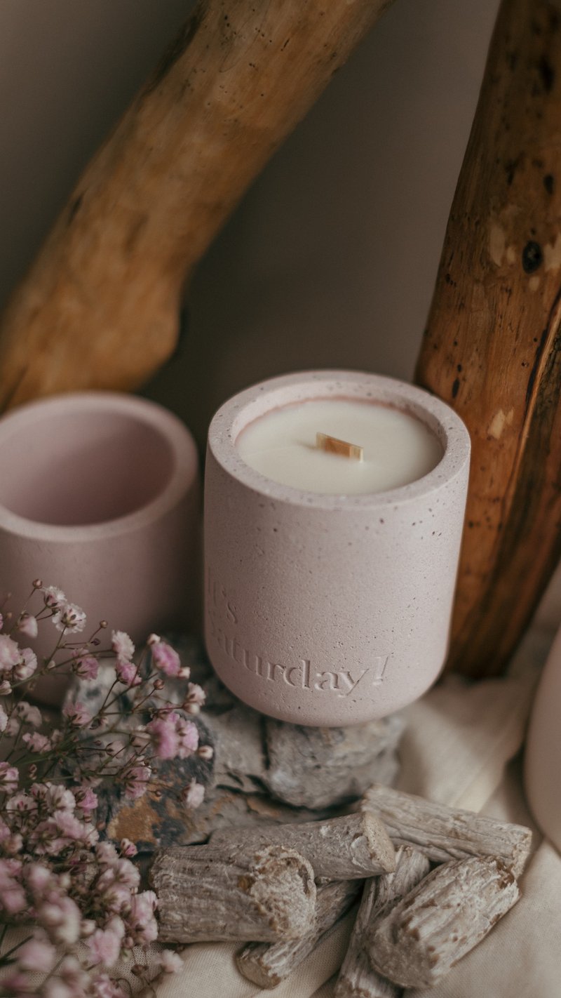 It's Saturday Wooden Floral Handmade Cement Cup Soy Candle No.002 Foggy Taoshan - Fragrances - Cement Pink