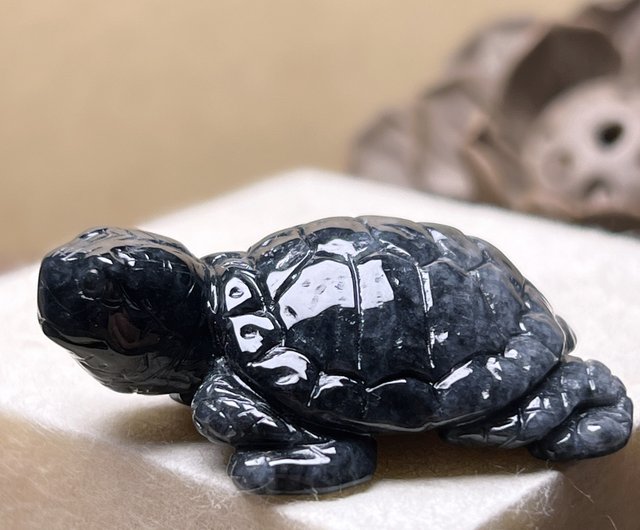 13 亀　軟玉翡翠（ネフライト）で作った亀　天然石　彫刻　翡翠　ヒスイ　亀　かめ 11 亀 軟玉翡翠（ネフライト）で作った亀 天然石 彫刻 翡翠