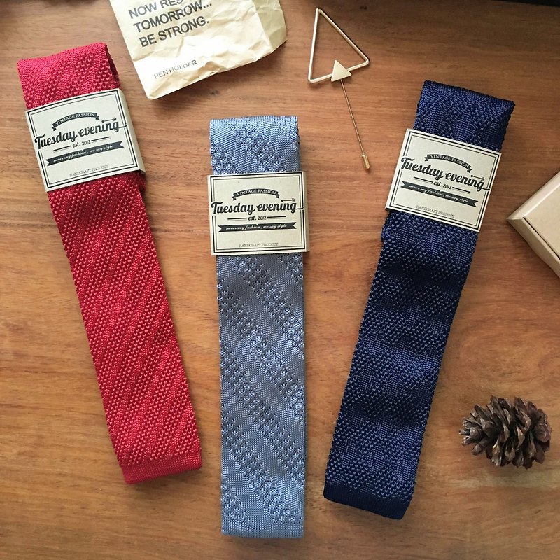 Red Grey Blue Stripe Knitted Tie - เนคไท/ที่หนีบเนคไท - วัสดุอื่นๆ หลากหลายสี