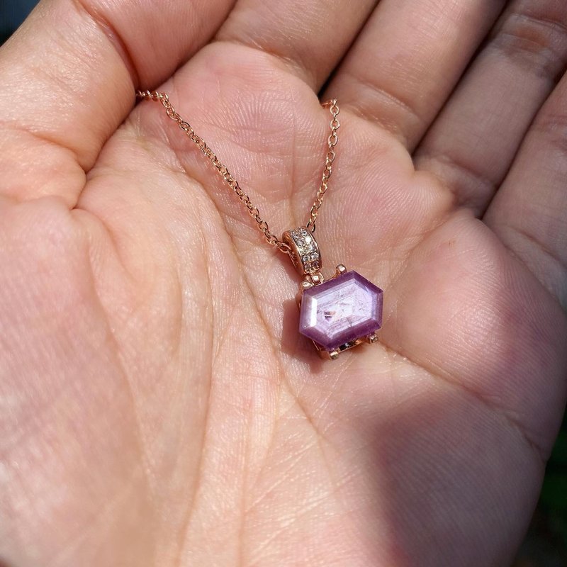 【Lost and find】Metallic sapphire rose necklace - สร้อยคอ - เครื่องเพชรพลอย สีแดง