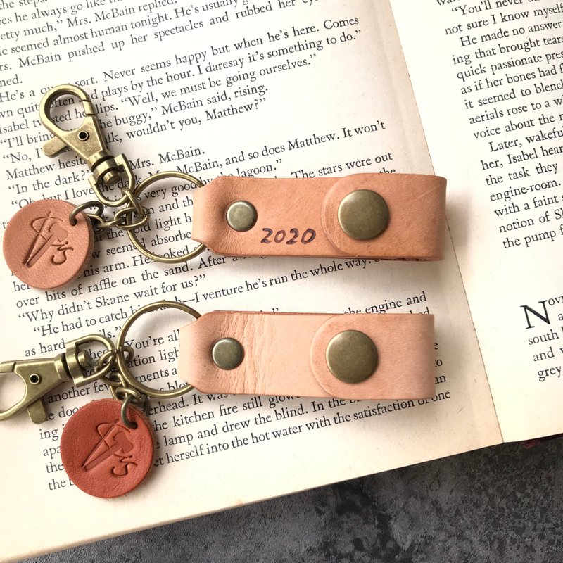 [Customized Engraving] Genuine Leather Keychain/Hub Dual-Purpose Keychain Graduation Season Christmas Gift - ที่ห้อยกุญแจ - หนังแท้ สีกากี