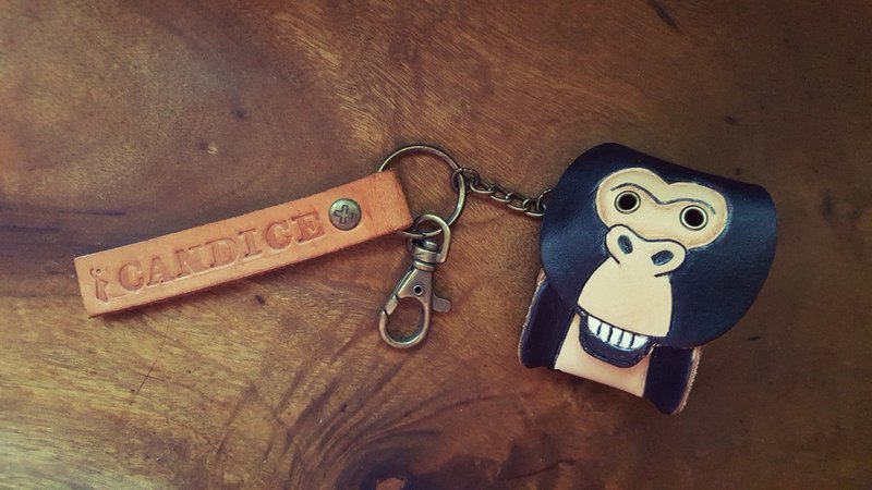 Cute toothy chimpanzee pure leather key ring-engraved name - ที่ห้อยกุญแจ - หนังแท้ สีนำ้ตาล