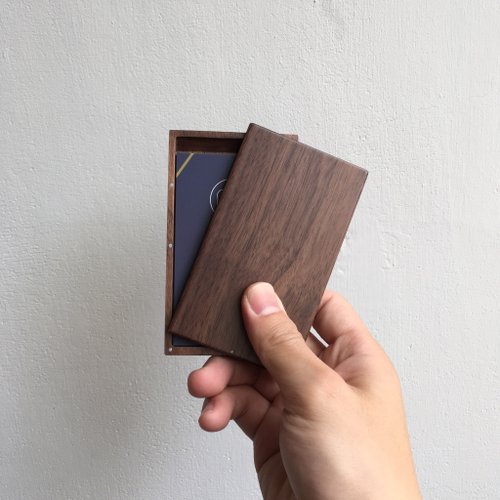 simplewood 【客製化禮物】免費刻字 旋轉名片盒/名片夾/卡夾 胡桃木 似顏繪