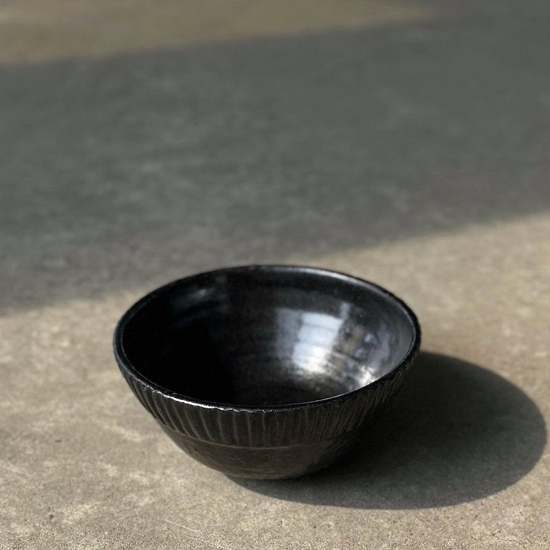 Shiny black glaze bowl