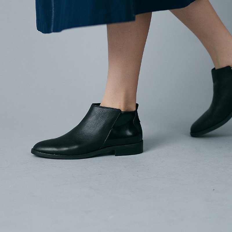 Minimalist oblique zip double leather corset with leather ankle boots black - รองเท้าบูทยาวผู้หญิง - หนังแท้ สีดำ