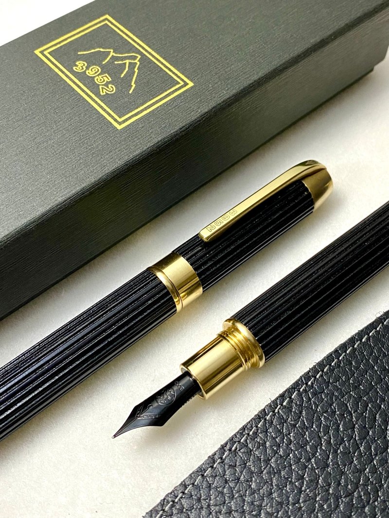 3952 Old Goat-Dapeng Bay Black Lacquer Walnut Straight Stripes Original Bronze Black Lacquer Steel Point Fountain Pen - ปากกาหมึกซึม - วัสดุอื่นๆ 