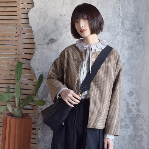 カーキ色の丸みを帯びたラウンドネックのジャケット|コート|春