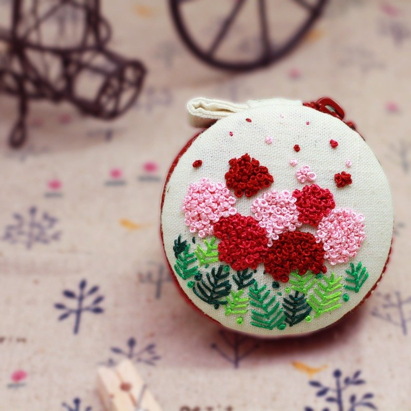 刺繡 ♥繡球花(紅)♥ 馬卡龍零錢包 吊飾 鑰匙圈 手作 婚禮小物 耳機收納 - 捲線器/電線收納 - 紙 紅色