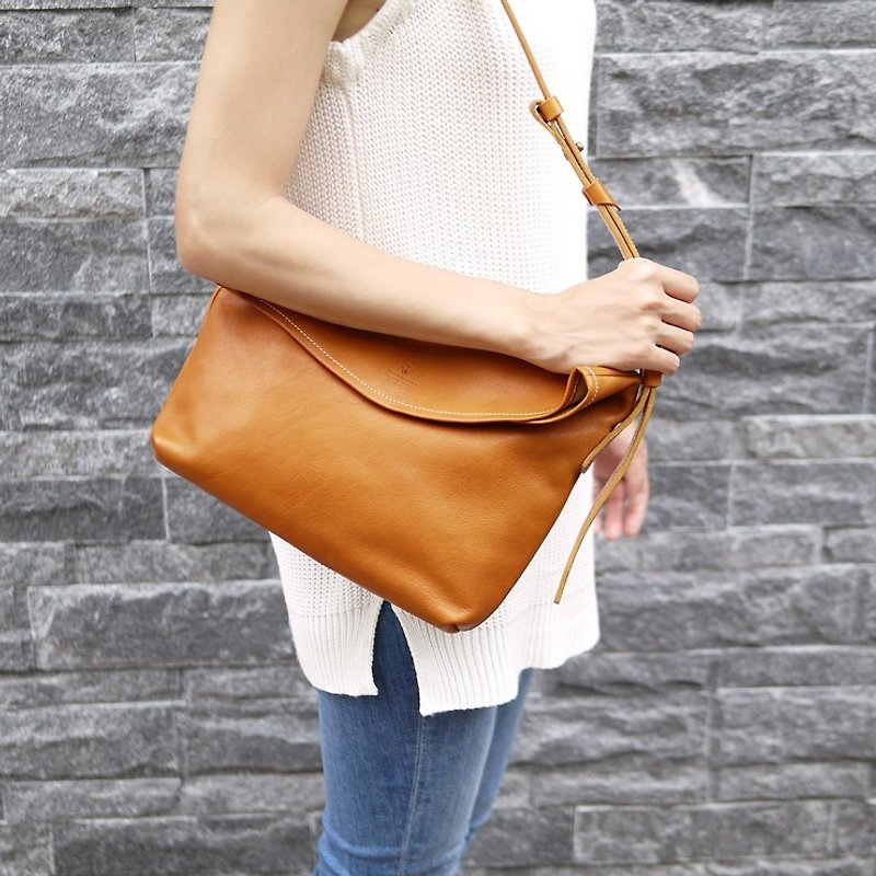 Japanese simple and popular leather folding cross-body bag Made in Japan by TEHA' AMANA - กระเป๋าแมสเซนเจอร์ - หนังแท้ 